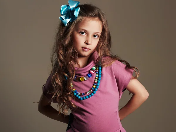 Linda niña en un vestido. accesorios child.colorful hermosa —  Fotos de Stock