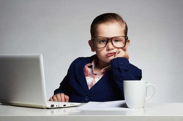 Trabajo aburrido Joven chico de negocios en gafas. pequeño jefe en la oficina — Foto de Stock