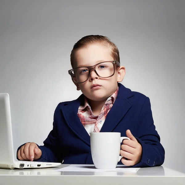 Jonge bedrijf jongen. grappige kind in glazen. kleine baas op kantoor — Stockfoto