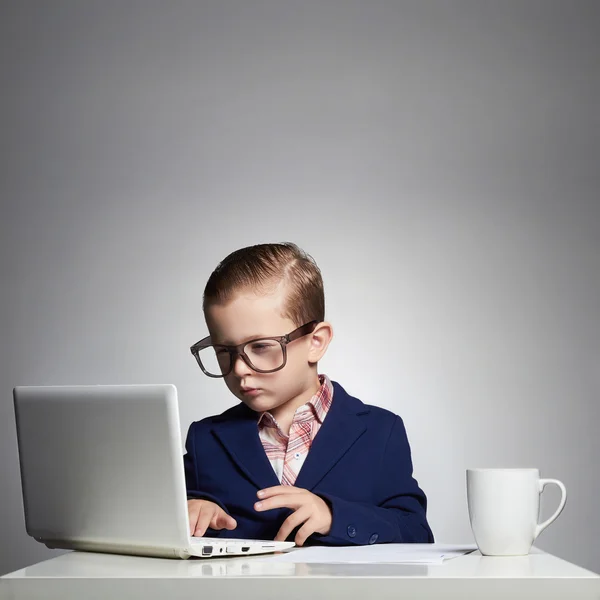Genç çocuk sisteme kesmek. bardaklarda komik dahi çocuk. küçük hacker