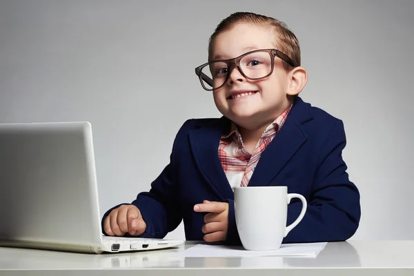 Joven hombre de negocios. niño sonriente en gafas. pequeño jefe en la oficina — Foto de Stock