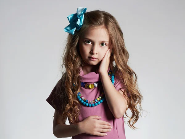 Una ragazzina carina con un vestito. bellissimo bambino.Accessori colorati — Foto Stock