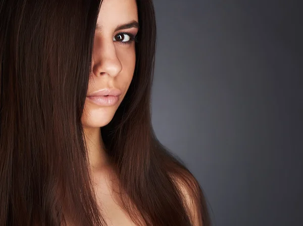 Güzel genç woman.brunette Girl.close-up moda portrait.sexy dudaklar — Stok fotoğraf