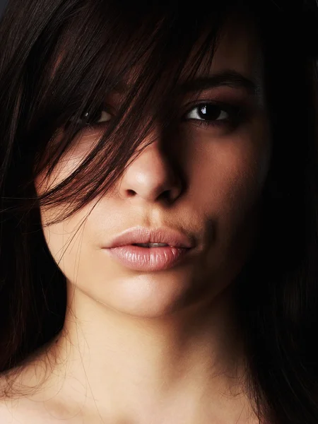 Güzel genç woman.brunette Girl.close-up moda portrait.sexy dudaklar — Stok fotoğraf