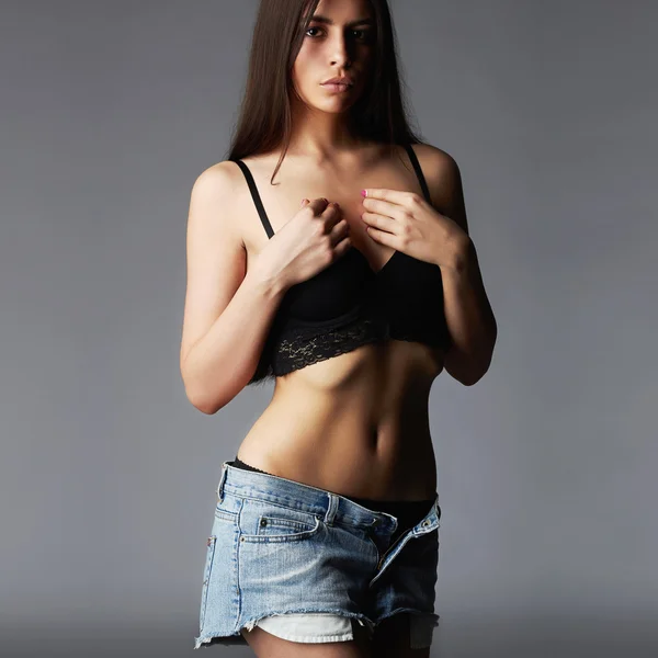 Sexy piękna młoda kobieta. dość brunetka dziewczynka w spodenki jeans — Zdjęcie stockowe