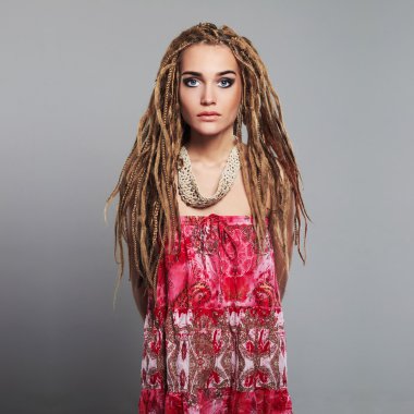 dreadlocks ile güzel bir kız. Afrika örgü saç modeli ile genç ve güzel kadın