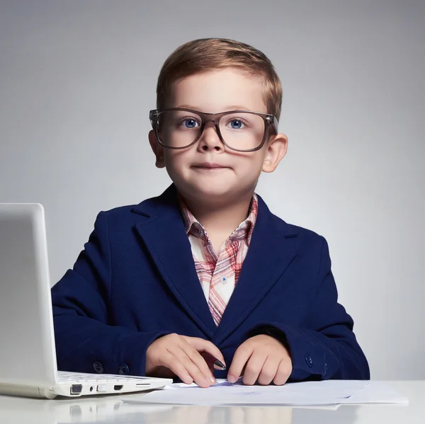 使用笔记本电脑的年轻商人。教育孩子的眼镜。英俊的小男孩 — 图库照片