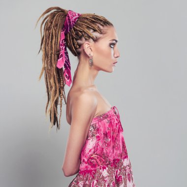 dreadlocks ile güzel bir kız. Afrika örgü saç modeli ile genç ve güzel kadın