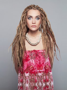 dreadlocks ile güzel bir kız. Afrika örgü saç modeli ile genç ve güzel kadın