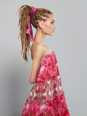 dreadlocks ile güzel bir kız. Afrika örgü saç modeli ile genç ve güzel kadın