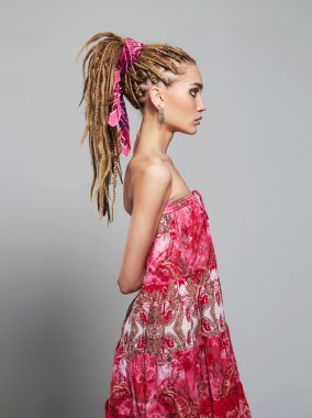 dreadlocks ile güzel bir kız. Afrika örgü saç modeli ile genç ve güzel kadın