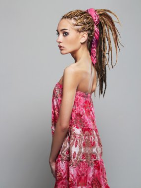 dreadlocks ile güzel bir kız. Afrika örgü saç modeli ile genç ve güzel kadın