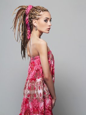 dreadlocks ile güzel bir kız. Afrika örgü saç modeli ile genç ve güzel kadın