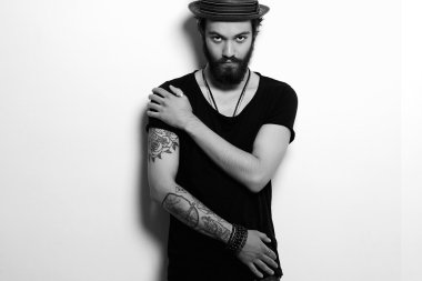 yakışıklı adam şapkalı. Dövme ile acımasız sakallı çocuk