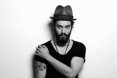 yakışıklı adam şapkalı. Dövme ile acımasız sakallı çocuk