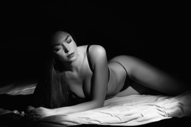 Çok seksi esmer kadın yatakta poz