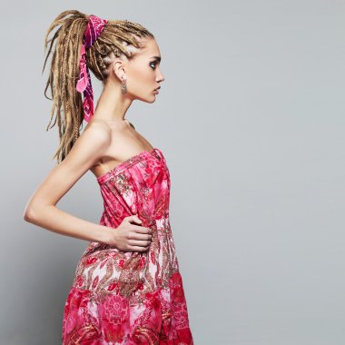 Afrika örgü saç modeli olan dreadlocks.beauty kadın ile güzel kız