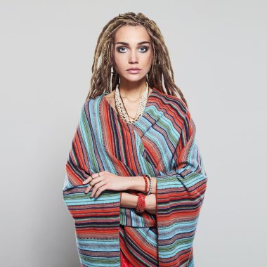 dreadlocks ile güzel bir kız. örgüler Afrika saç modeli hippi olan genç ve güzel kadın