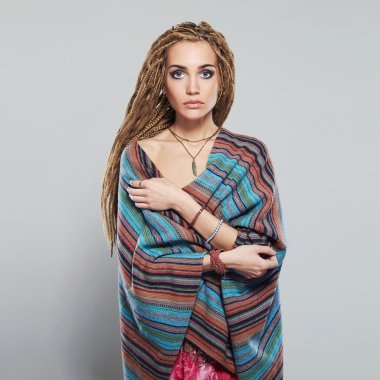 dreadlocks ile güzel bir kız. örgüler Afrika saç modeli hippi olan genç ve güzel kadın