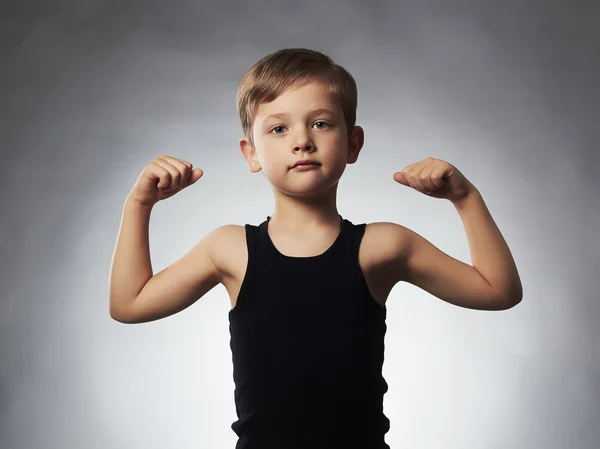 Niña. Funny Little Boy.Sport Guapo Boy.bodybuilder mostrando sus músculos bíceps mano — Foto de Stock