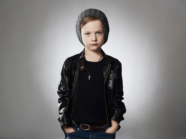 Barn i vinter hat.fashionable kid i läder kappa — Stockfoto