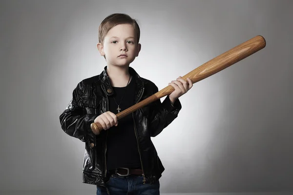 Petit garçon criminel avec bat.Funny baseball enfant en manteau de cuir — Photo