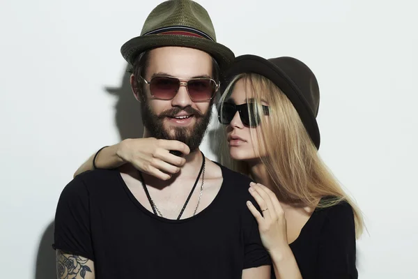 Mooie gelukkige paar in hoed trendy bril samen — Stockfoto