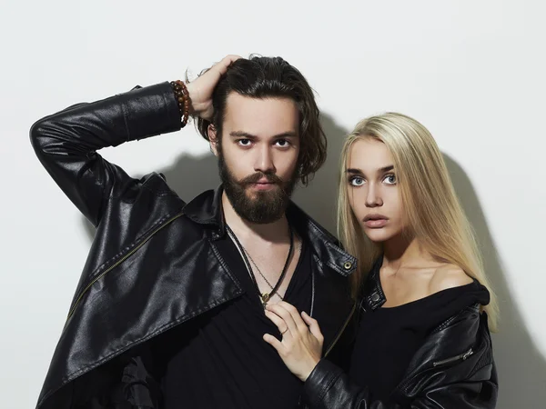 Almofada belo casal em roupas pretas e posando sobre fundo branco juntos. Hipster menino e menina — Fotografia de Stock