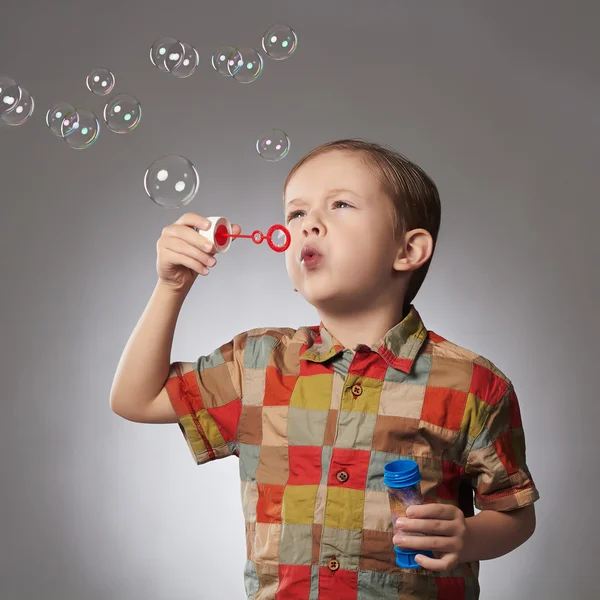 Grappige kleine jongen blazen zeep bubbles.happy kind — Stockfoto