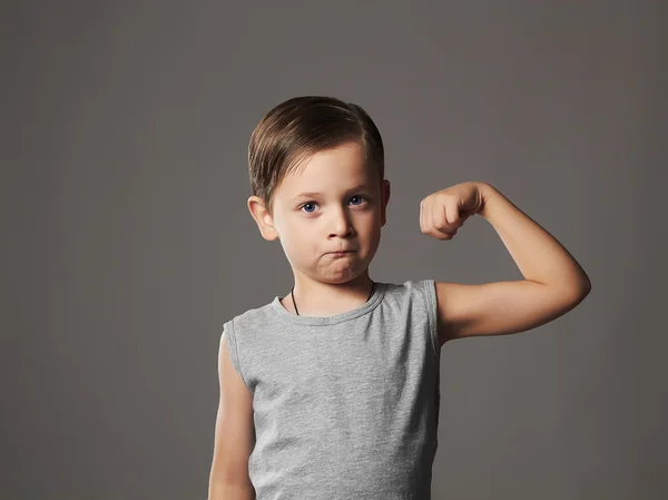 Çocuk. Komik küçük Boy.Sport Boy.bodybuilder elini pazı kas gösterilen