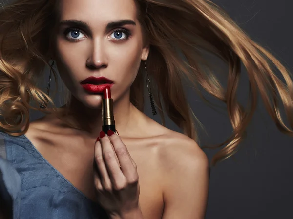 Beautiful girl with red lips. young Woman putting red lipstick — Stock Photo, Image