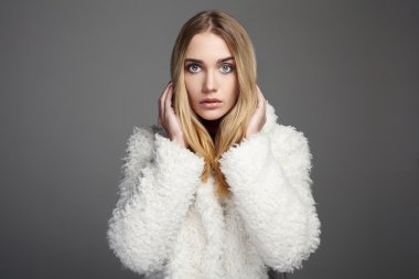 genç kadın fur.beautiful sarışın saç modeli kız kış moda