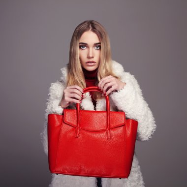 Kırmızı çanta ile kış güzel kadın. Güzellik moda Model kız kürk. lüks şık sarışın