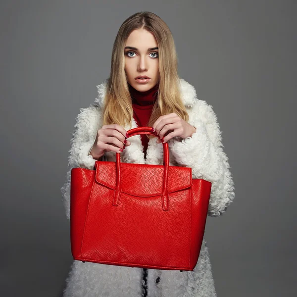 Χειμερινές όμορφη γυναίκα με κόκκινη τσάντα. Ομορφιά κορίτσι της πρότυπο μόδας στη γούνα. — Φωτογραφία Αρχείου