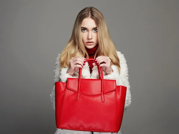 赤いハンドバッグと冬の美しい女性。毛皮の美容ファッションのモデルの女の子。豪華なスタイリッシュなブロンド — ストック写真