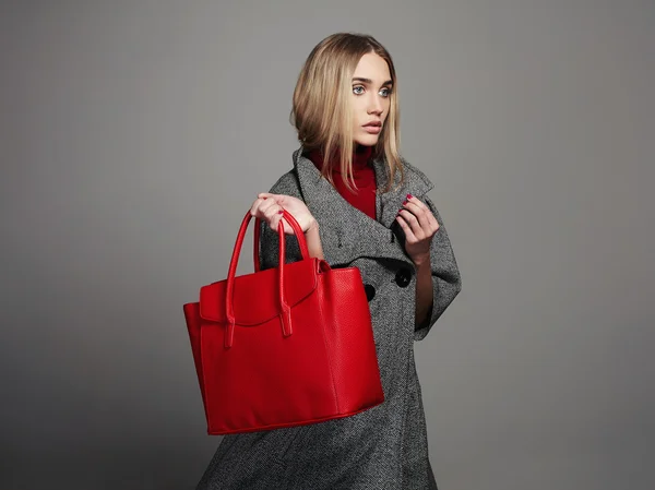 Mujer hermosa de invierno con Handbag.Beauty Fashion Girl en capa superior — Foto de Stock