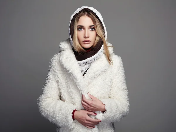 Güzel kız beyaz kürk manto ve hood. Kış moda genç kadın — Stok fotoğraf