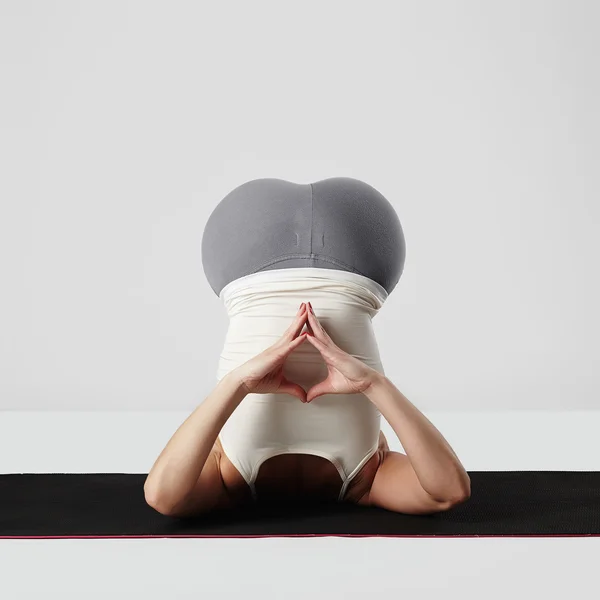 Junge Frau macht Yoga-Übungen. Gesunde Sportlerin — Stockfoto