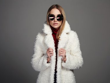 güzel kış kız beyaz kürk ve güneş gözlüğü. Kış