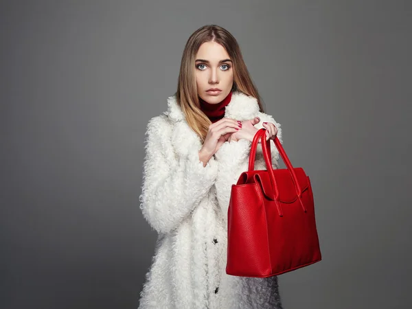 Kürk manto kış güzel kadın. Güzellik moda Model kız. lüks şık sarışın kızla kırmızı el çantası. Alışveriş — Stok fotoğraf