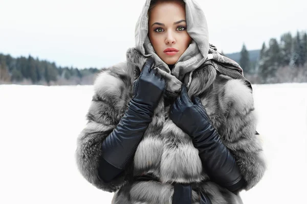 Szépség lány téli időben. gyönyörű fiatal nő, divatos bundában, bőr kesztyű és sál — Stock Fotó