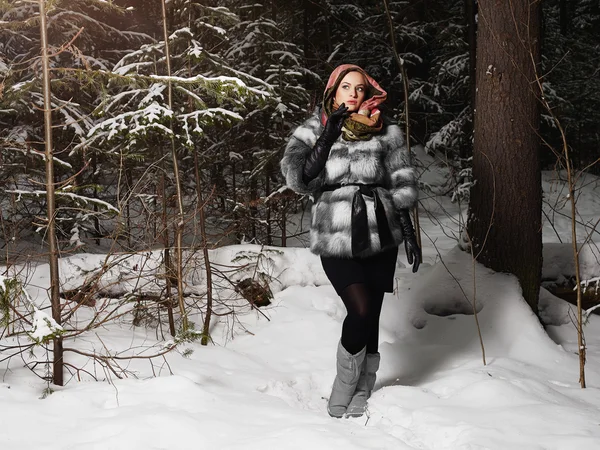 Schoonheid model meisje in de winter. mooie jonge vrouw in modieuze bontjas, lederen handschoenen en sjaal — Stockfoto