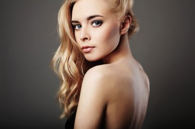 genç güzel kadın. Seksi sarışın kız