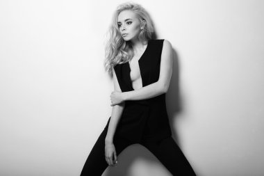 cinsel güzel kız moda style.monochrome duvardaki genç kadın portresi mevcuttur