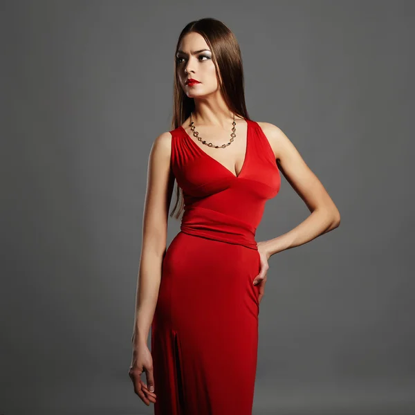 Jonge mooie sexy vrouw. Schoonheid brunette meisje met perfecte lichaam in rode jurk — Stockfoto