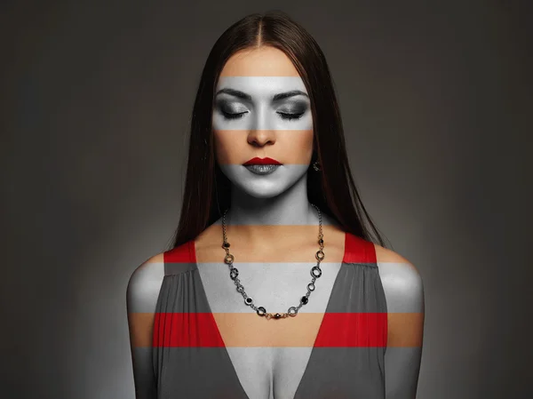 Junge schöne sexy woman.beauty brünette Mädchen mit Make-up.striped Design — Stockfoto