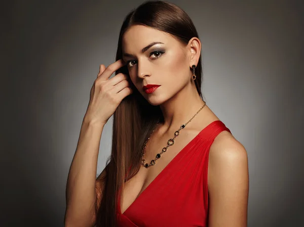 Jovem bonita sexy woman.Beauty menina vestindo senhora jewelry.elegant em vestido vermelho — Fotografia de Stock