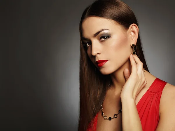 Jovem bonita sexy woman.Beauty menina vestindo senhora jewelry.elegant em vestido vermelho — Fotografia de Stock