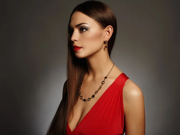 Ung vacker sexig kvinna. Skönhet flicka klädd jewelry.elegant damen i röd klänning — Stockfoto