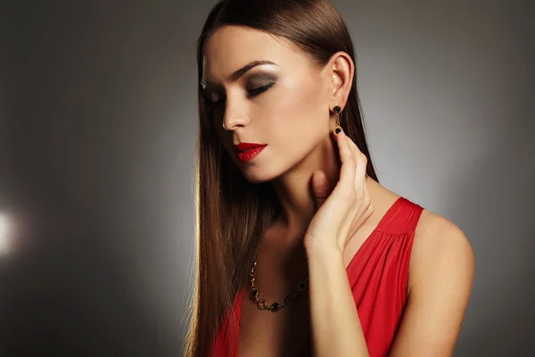 Ung vacker sexig kvinna. Skönhet flicka klädd jewelry.elegant damen i röd klänning — Stockfoto